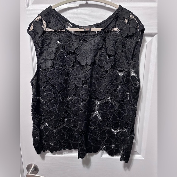 Floral cut out sleeveless top - Picture 1 of 4